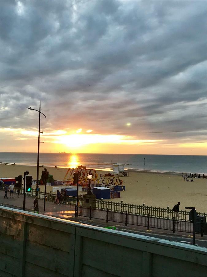 The Dreamland Apartment - Margate Beach - By Goldex Coastal Breaks 외부 사진